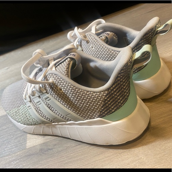 Like New Adidas Questar Flow - Picture 3 of 7